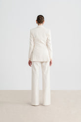 Tailored Notch Lapel Blazer With Sharp Shoulders And Flap Pockets For Formal Styling
